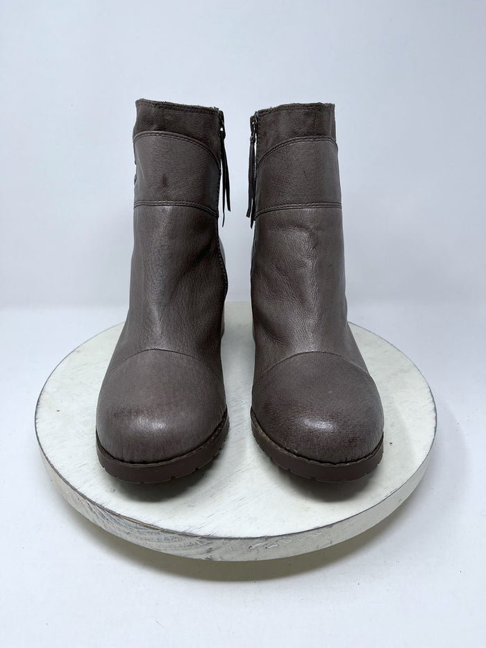 BC Footwear Size 10 Taupe & Brown Distressed Ankle Boots