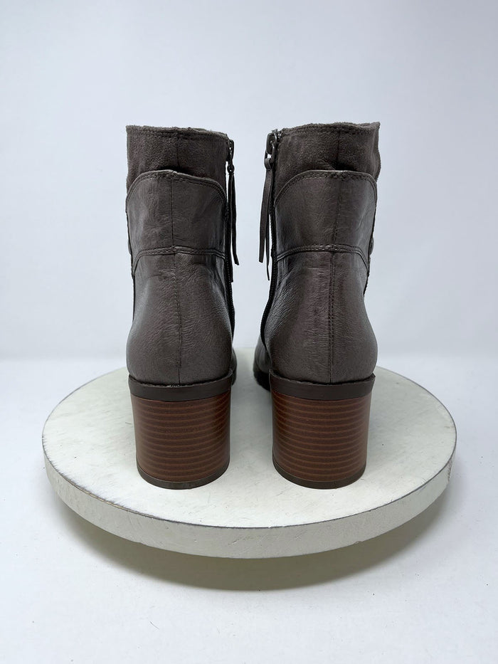 BC Footwear Size 10 Taupe & Brown Distressed Ankle Boots