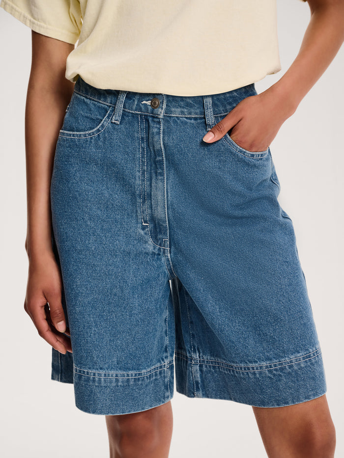 Robbie Shorts in Mid Wash