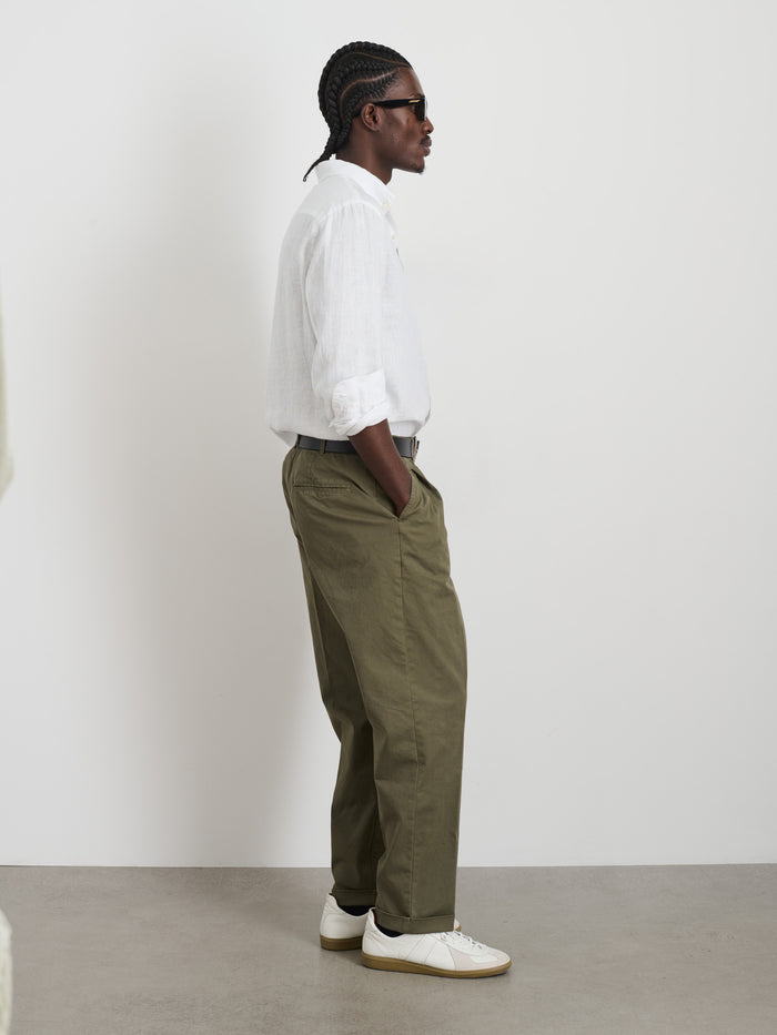 Standard Pleated Pant In Chino In Olive Grey