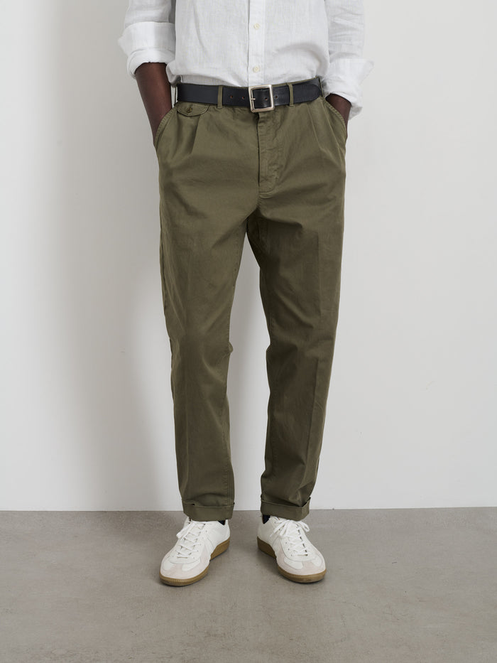Standard Pleated Pant In Chino In Olive Grey