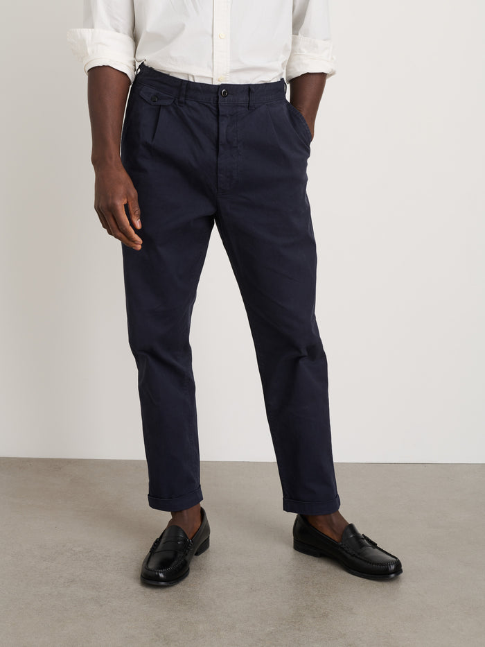 Standard Pleated Pant In Chino In Dark Navy