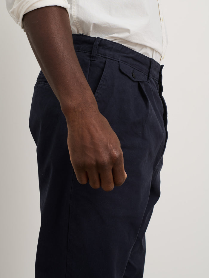 Standard Pleated Pant In Chino In Dark Navy