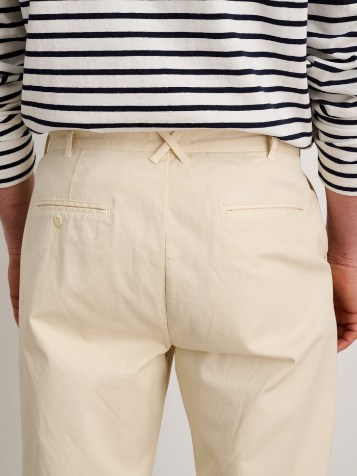 Standard Pleated Pant In Chino In Oatmilk